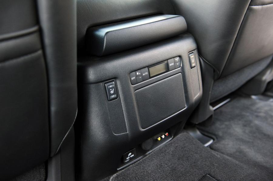  Infiniti QX56 2012 года  (фото 10 из 64)